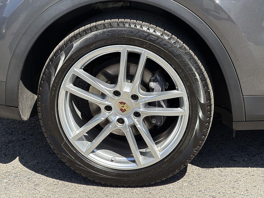 Used 2023 Porsche Cayenne AWD/4WD image 33