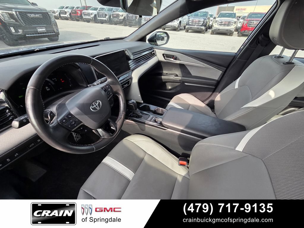 Used 2025 Toyota Camry SE FWD image 9