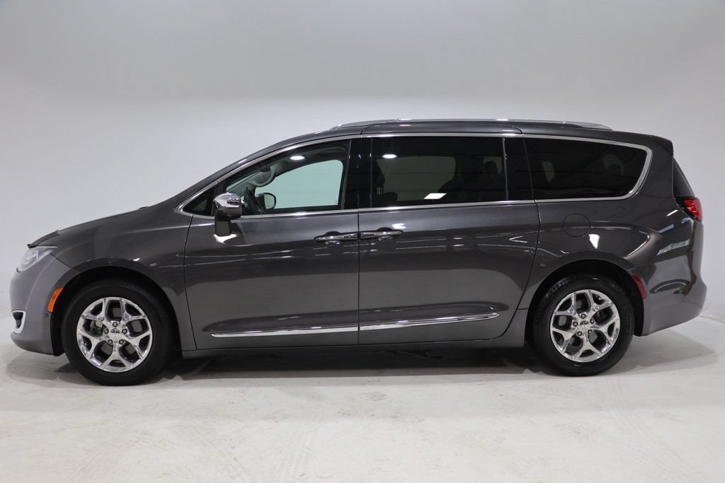Used 2017 Chrysler Pacifica Limited w/ UConnect Theater Package FWD image 4