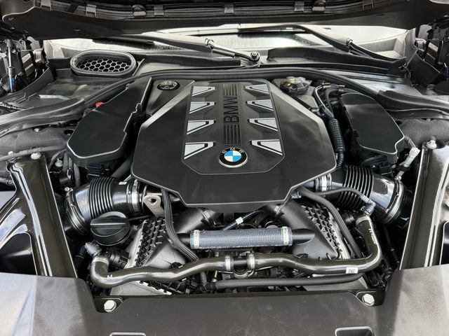 Used 2023 BMW 760i xDrive AWD/4WD image 34