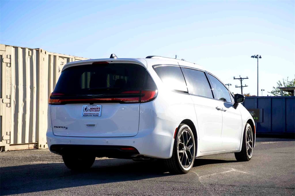 New 2026 Chrysler Pacifica Select w/ S Appearance Package image 4