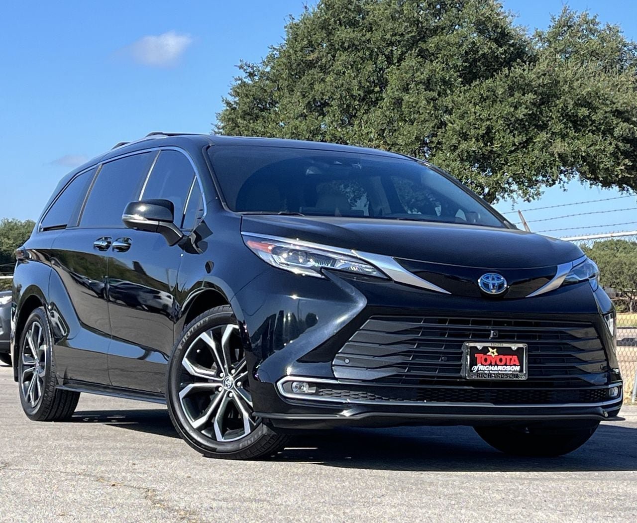 Used 2025 Toyota Sienna Platinum FWD image 2