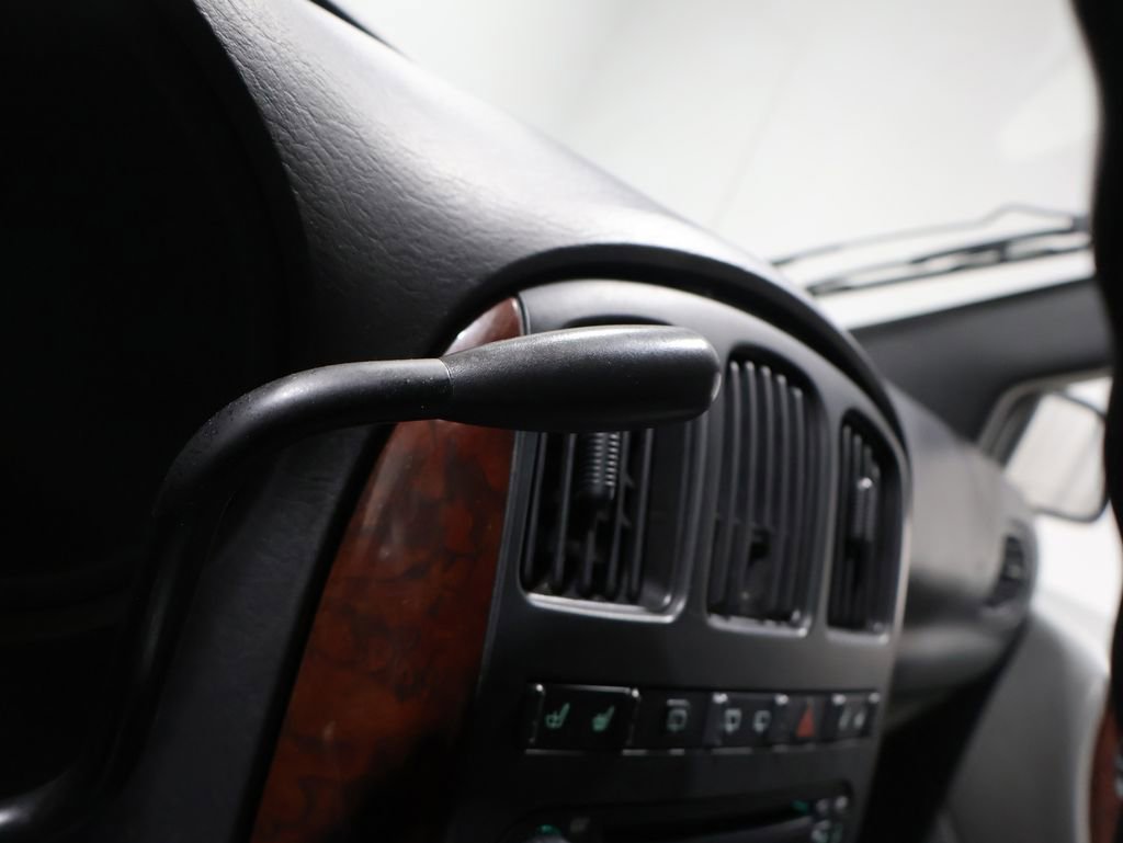 Used 2004 Chrysler Town & Country Limited image 29