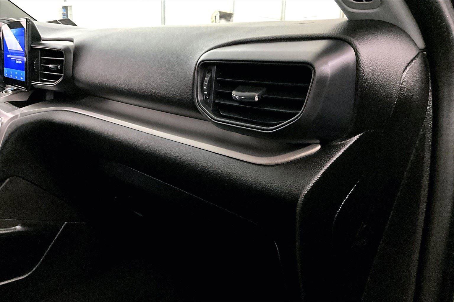 Used 2022 Ford Explorer XLT image 16