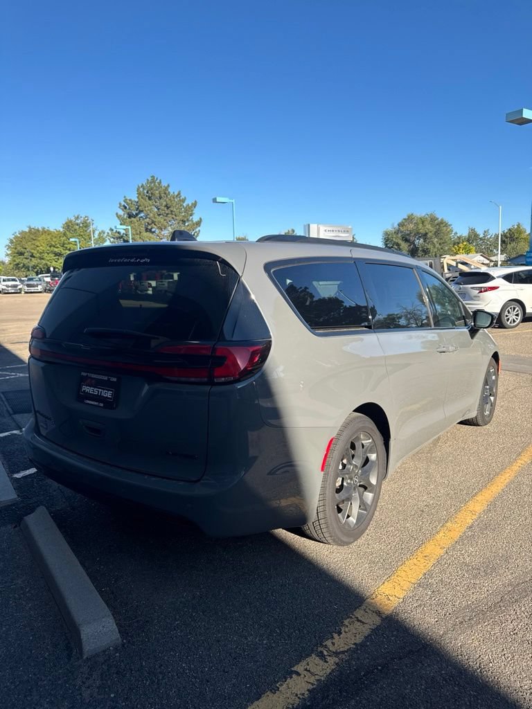 Used 2025 Chrysler Pacifica Limited FWD image 2
