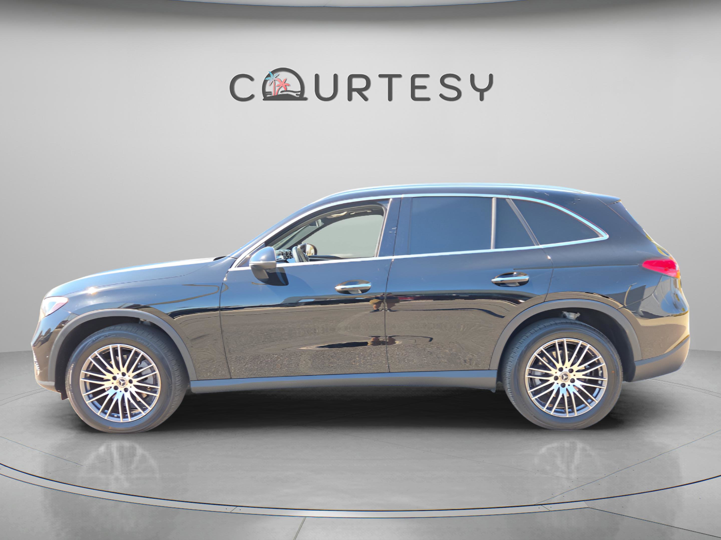 Used 2024 Mercedes-Benz GLC 300 GLC 300 4MATIC image 3