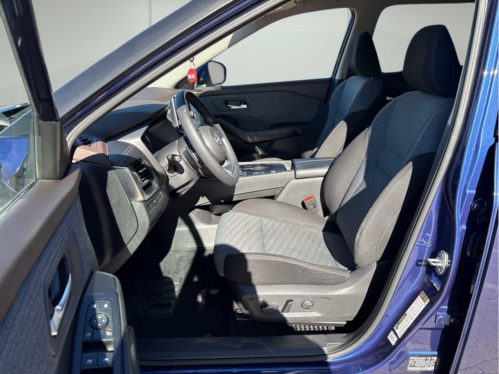 Used 2023 Nissan Rogue SV image 9