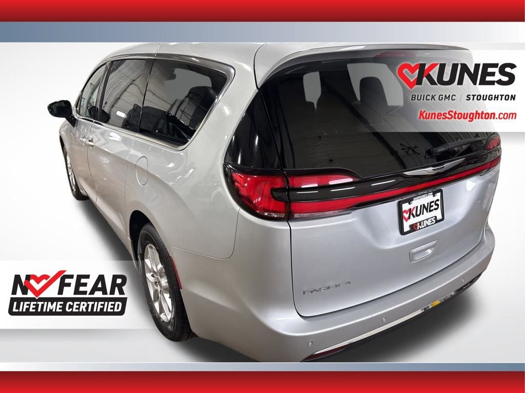 Used 2024 Chrysler Pacifica Touring-L FWD image 9