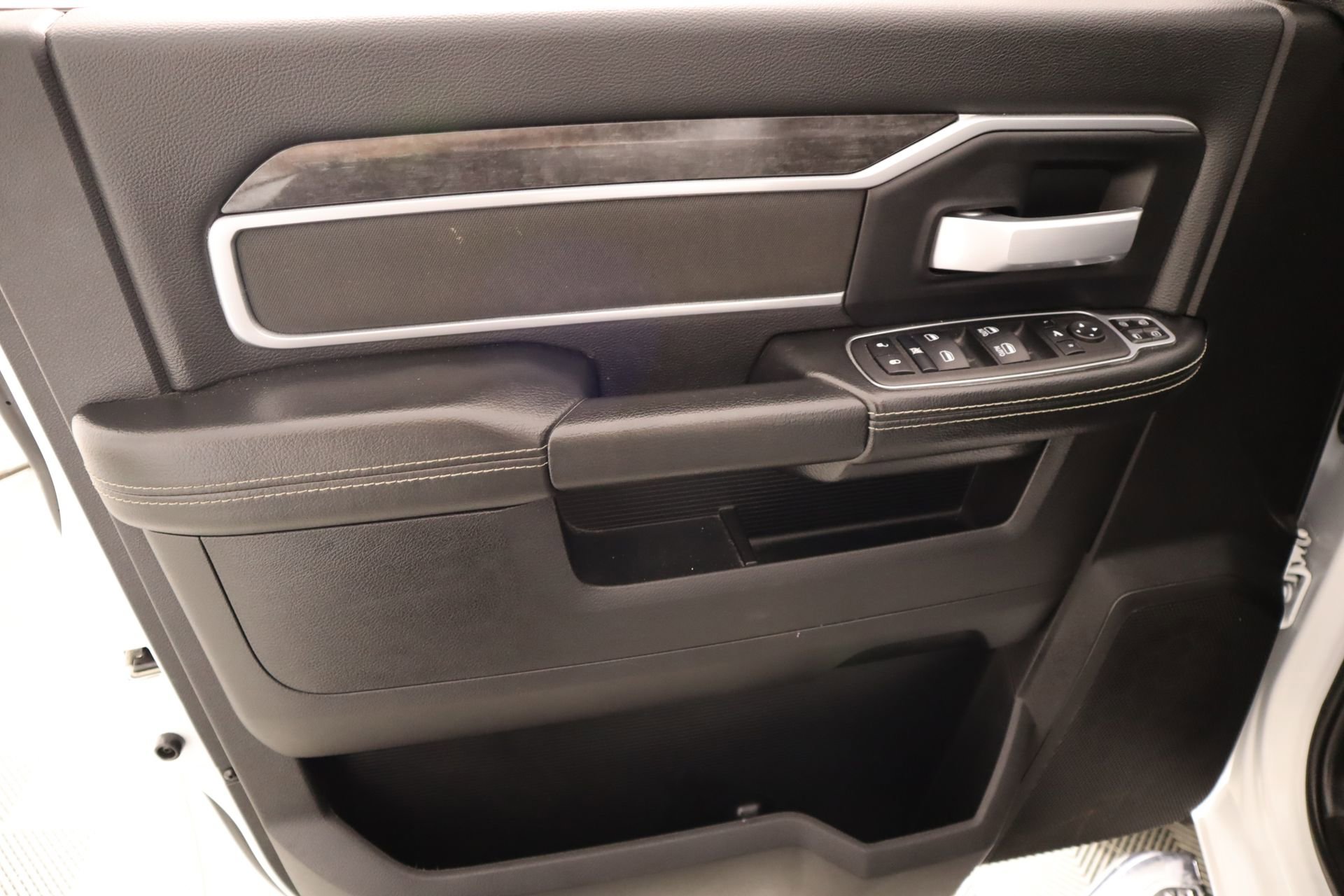 Used 2023 RAM 1500 Classic SLT w/ Electronics Group image 15