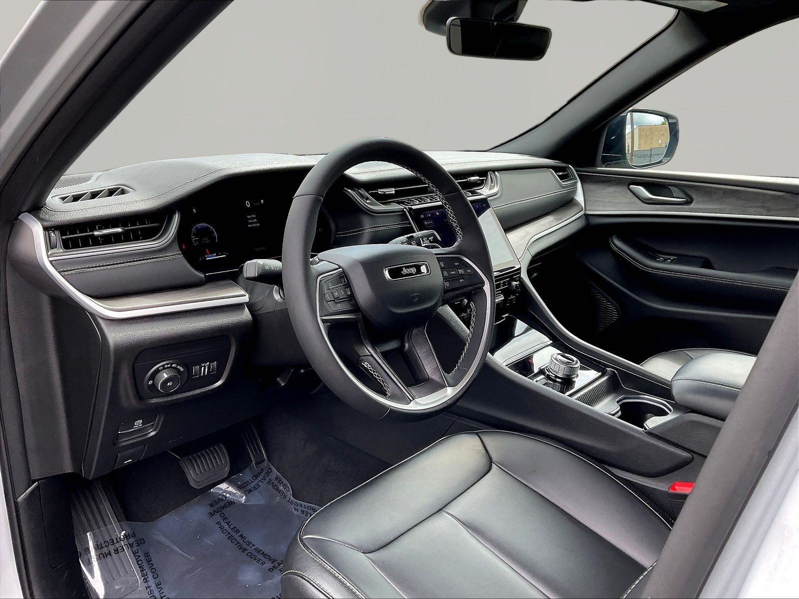 Used 2025 Jeep Grand Cherokee Limited AWD/4WD image 17
