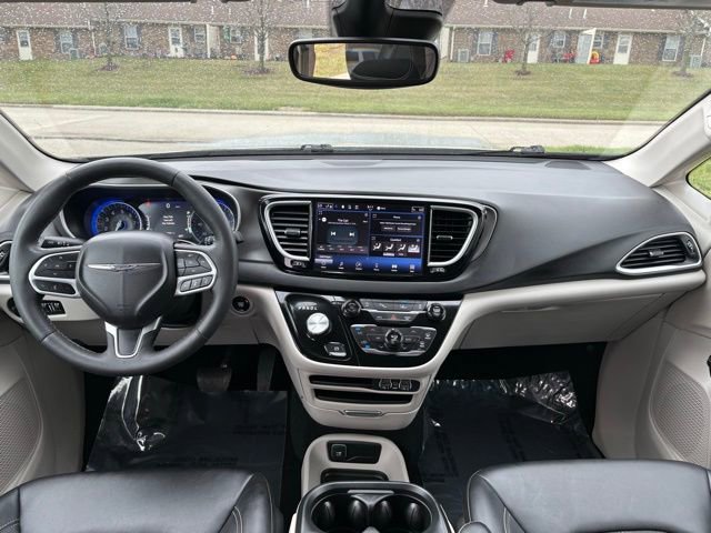 Used 2024 Chrysler Pacifica Touring-L image 28