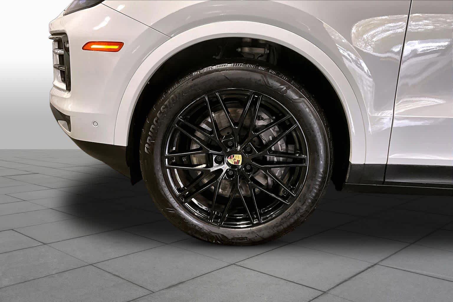 Used 2024 Porsche Cayenne AWD/4WD image 10
