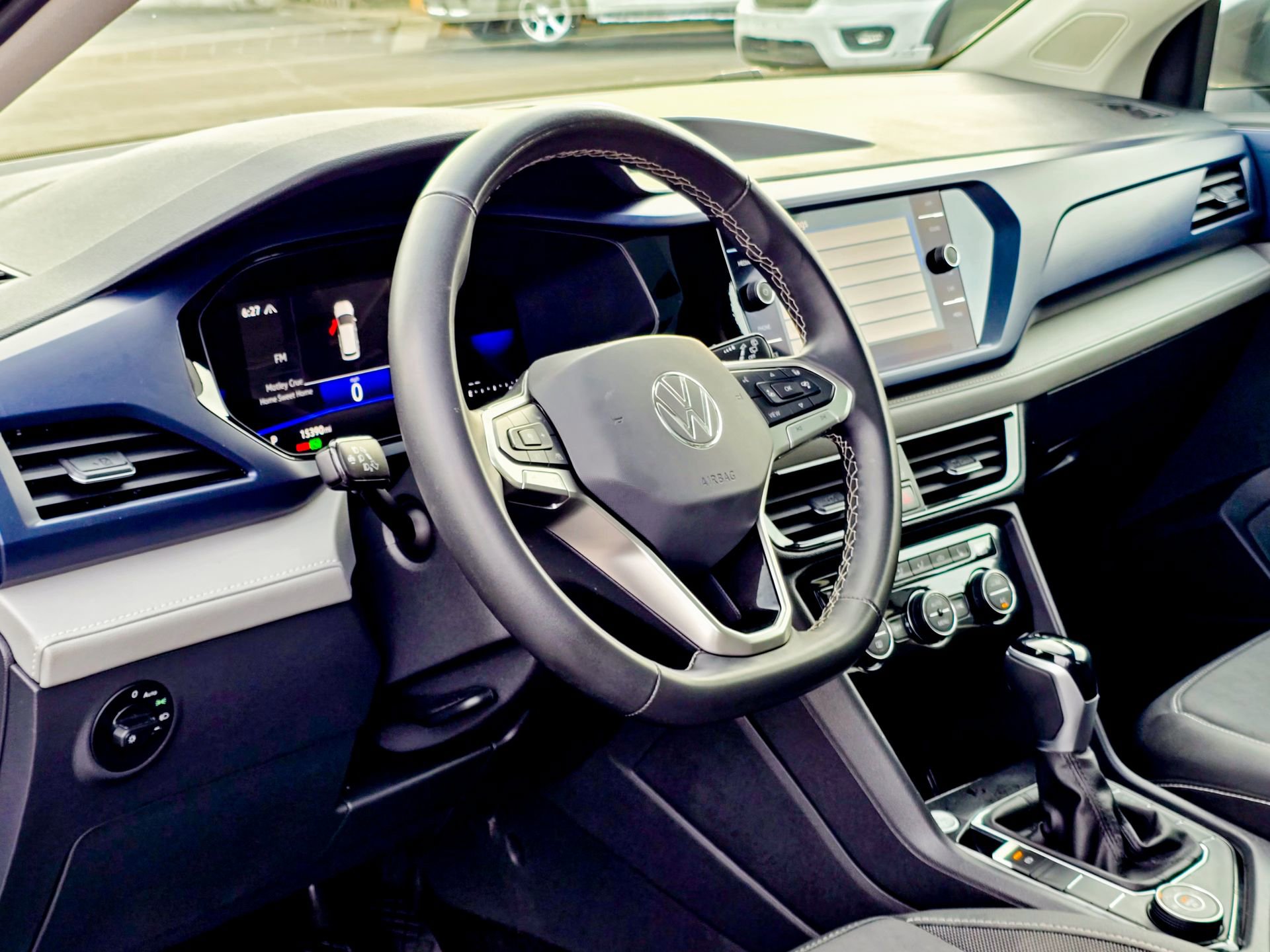 Used 2024 Volkswagen Taos SE w/ Panoramic Sunroof Package image 6