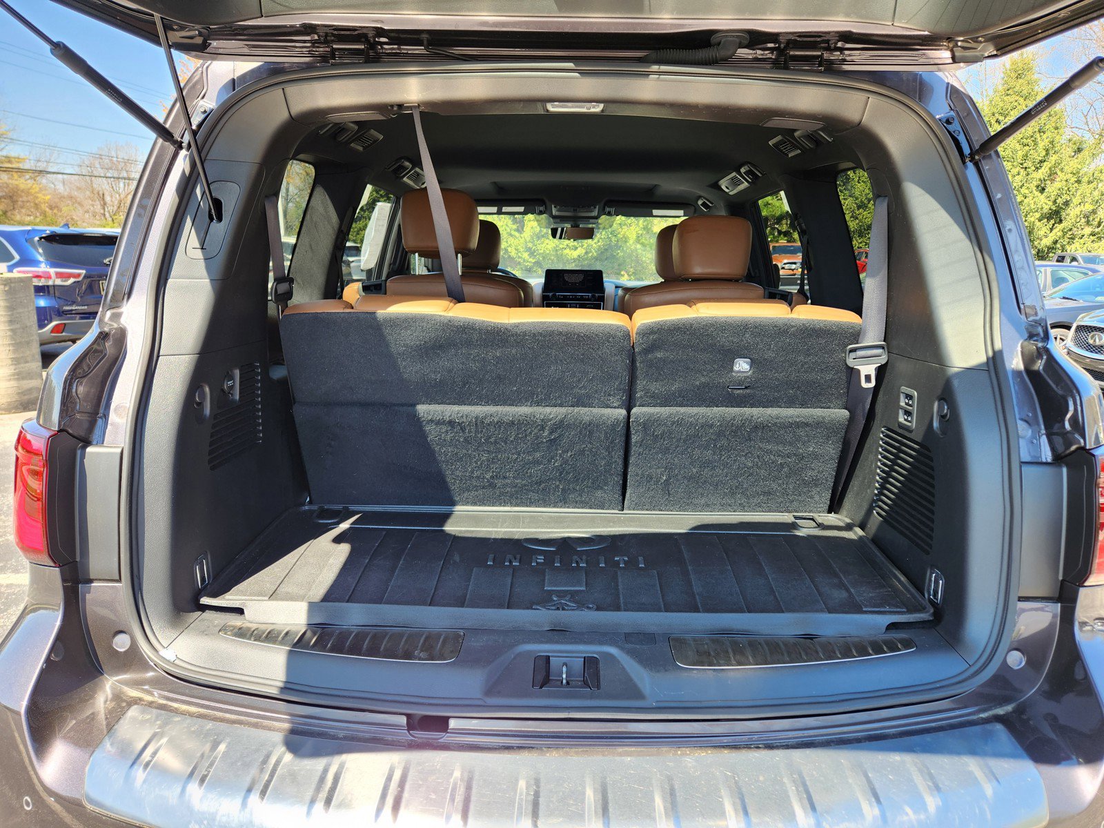 Certified 2024 INFINITI QX80 Sensory w/ All-Season Package AWD/4WD image 8