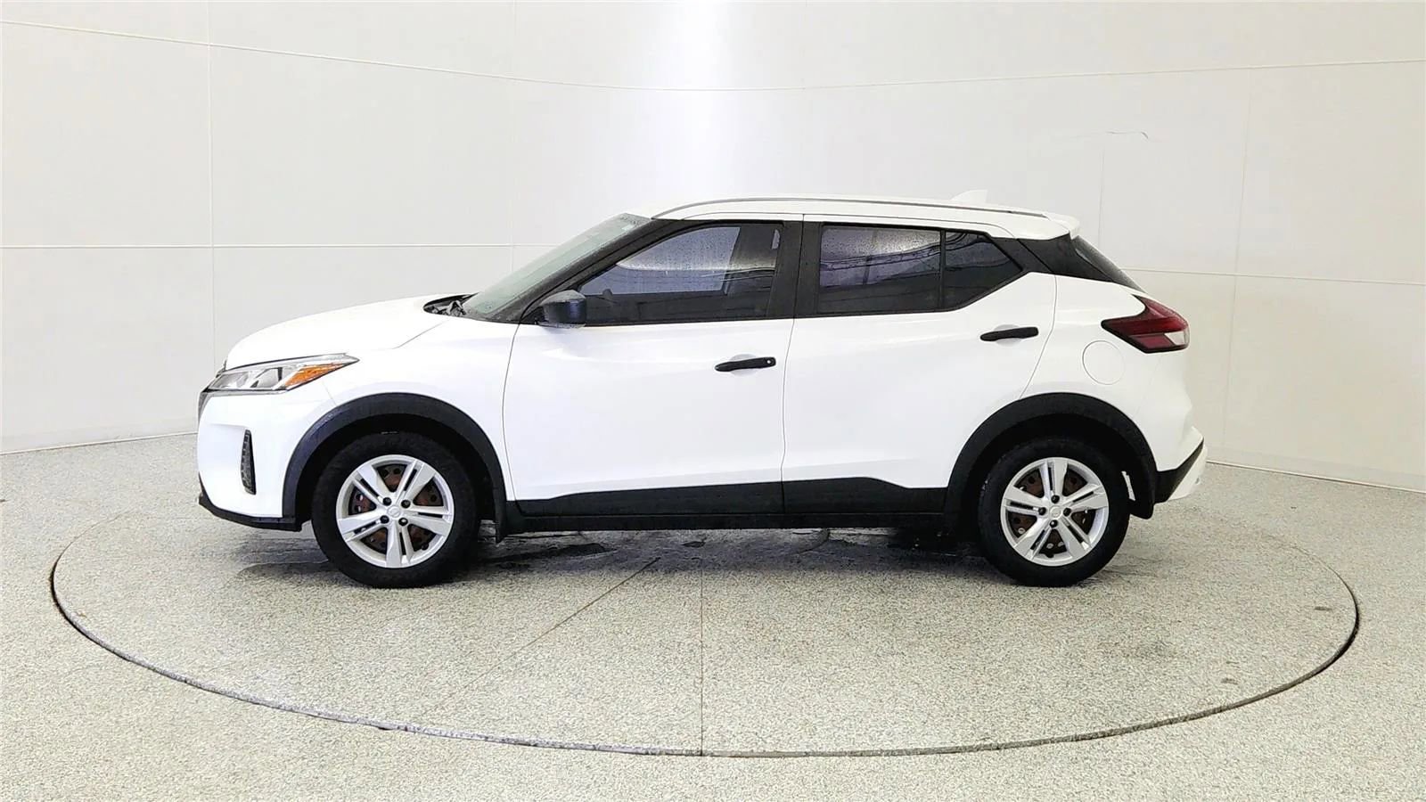 Used 2023 Nissan Kicks S FWD image 4
