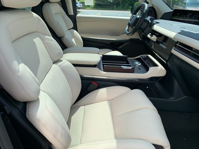 New 2027 Lincoln Navigator Reserve w/ Jet Appearance Package AWD/4WD image 11
