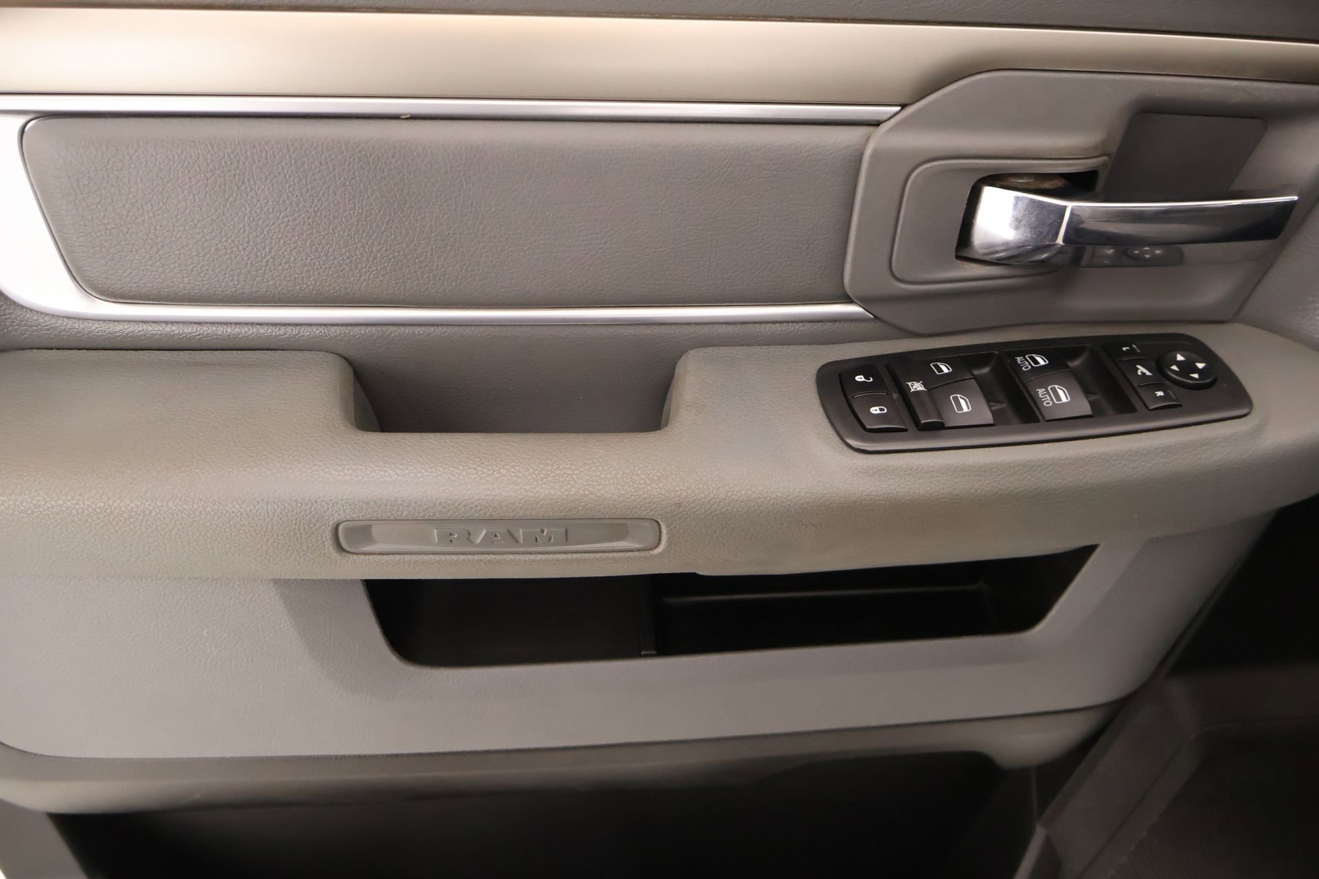 Used 2019 RAM 1500 Classic SLT w/ Luxury Group AWD/4WD image 14