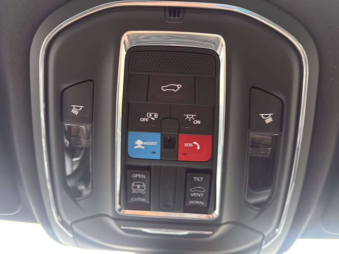 Used 2024 Jeep Grand Cherokee Altitude AWD/4WD image 27