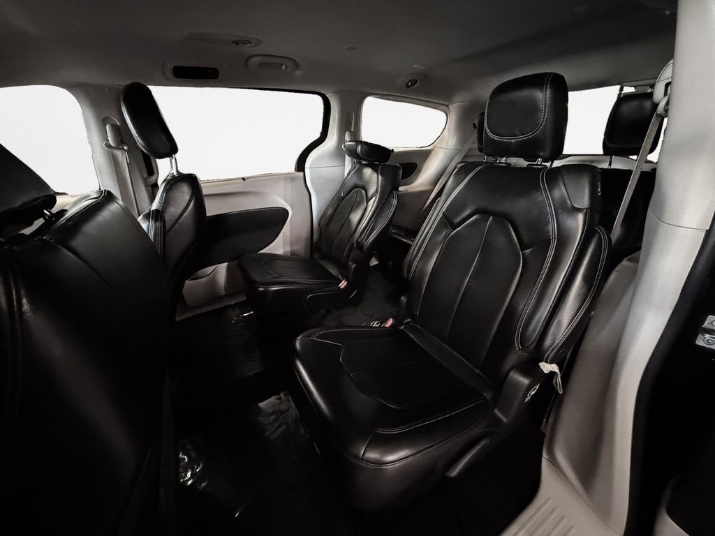 Used 2023 Chrysler Pacifica Touring-L image 12
