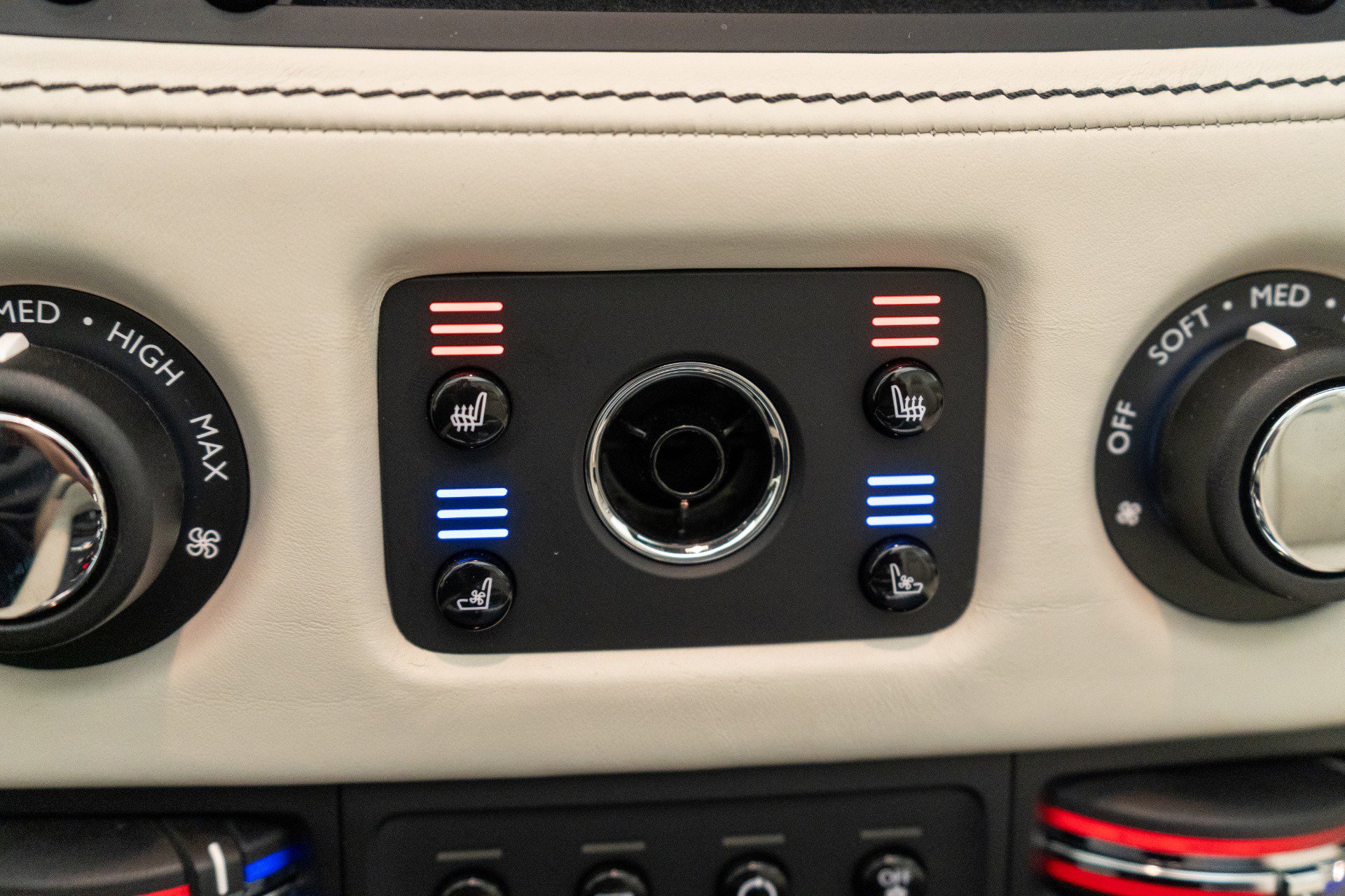 Used 2020 Rolls-Royce Dawn RWD image 27