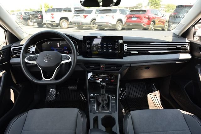Used 2025 Volkswagen Jetta SE w/ Sunroof Package FWD image 7