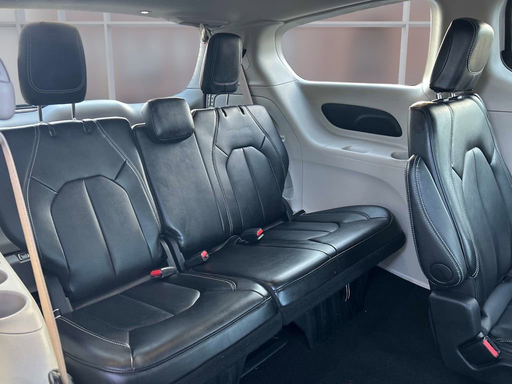 Used 2024 Chrysler Pacifica Touring-L image 17