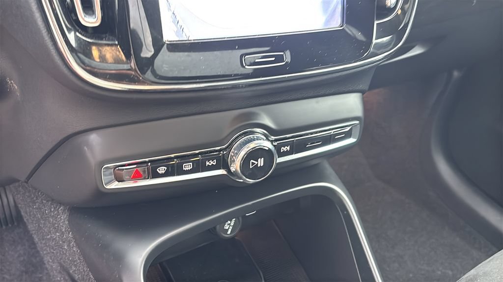 Certified 2025 Volvo XC40 B5 Plus AWD/4WD image 20