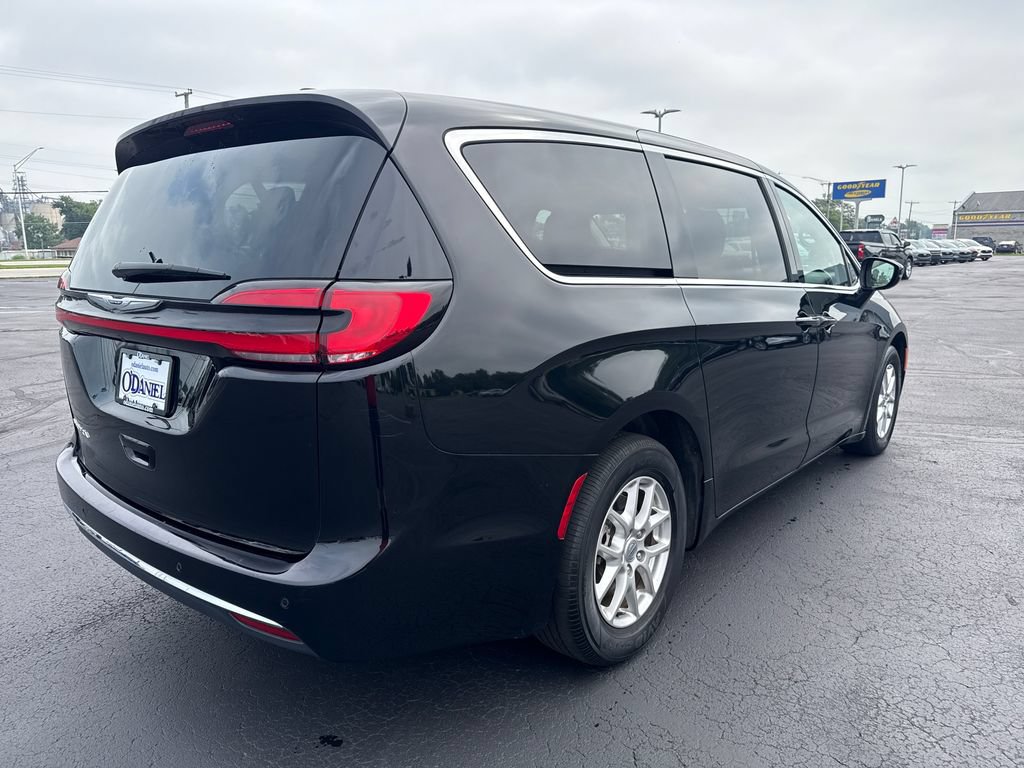 Used 2024 Chrysler Pacifica Touring-L FWD image 7