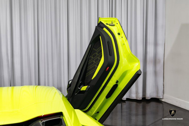Used 2024 Lamborghini Revuelto image 50