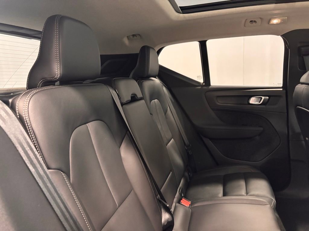 Certified 2025 Volvo XC40 B5 Core image 24