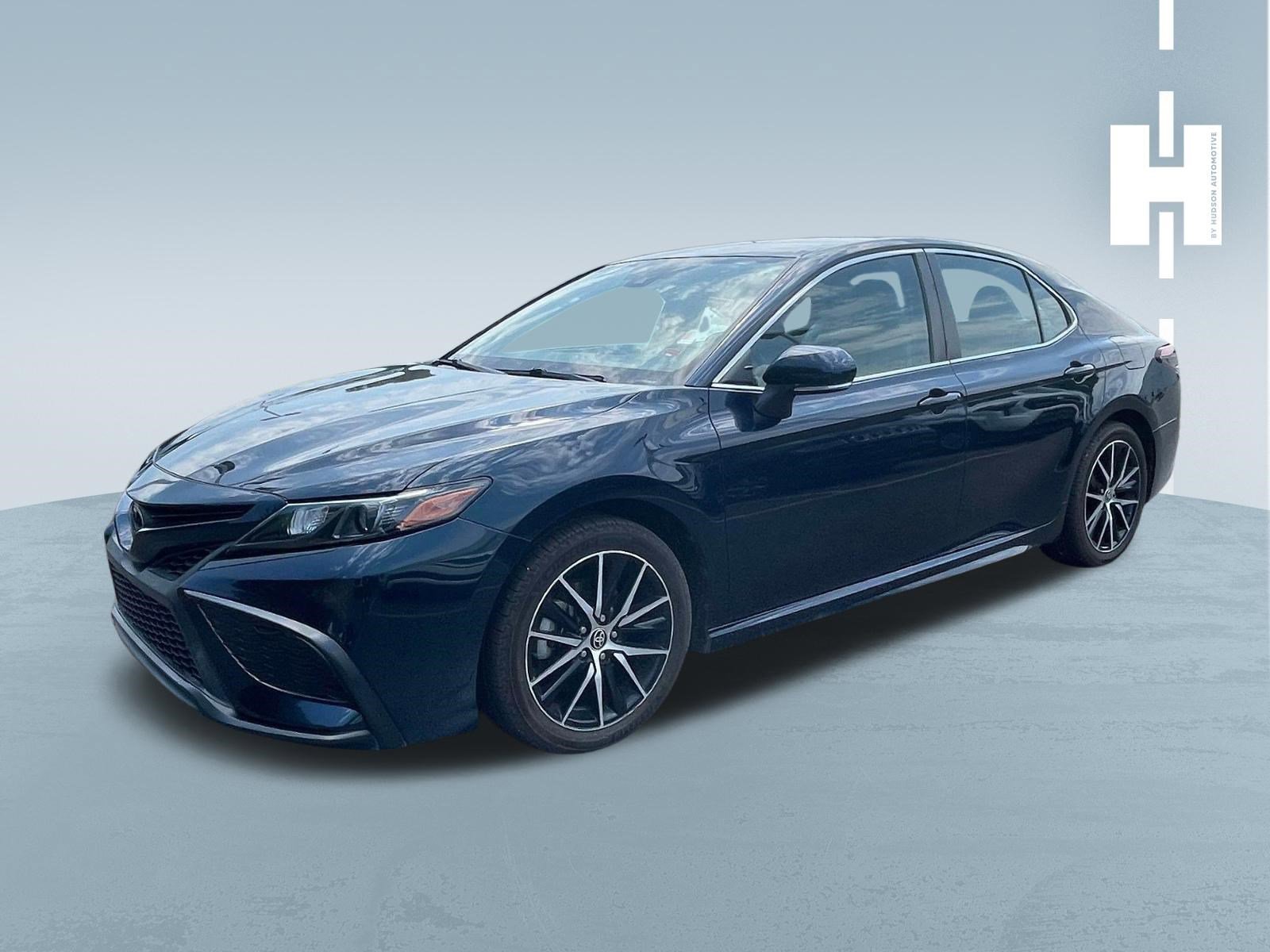 Used 2021 Toyota Camry SE w/ Convenience Package FWD image 3