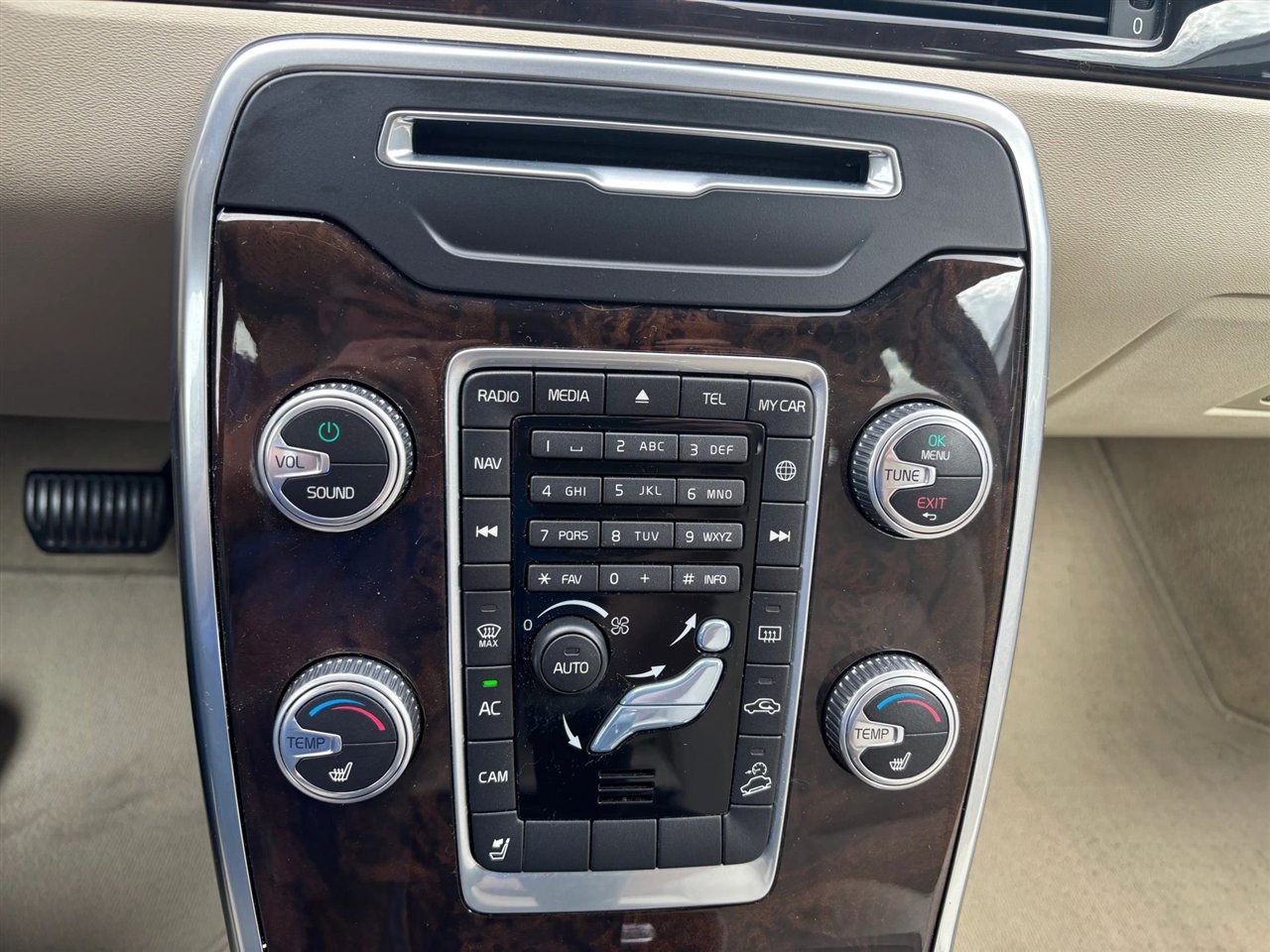 Used 2016 Volvo XC70 T5 Premier w/ Proximity Package image 13