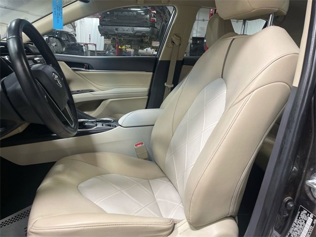 Used 2018 Toyota Camry XLE image 11