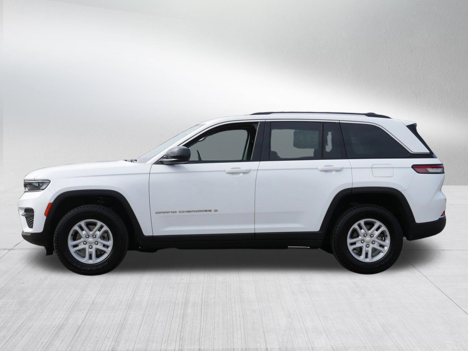 Used 2023 Jeep Grand Cherokee Laredo image 4