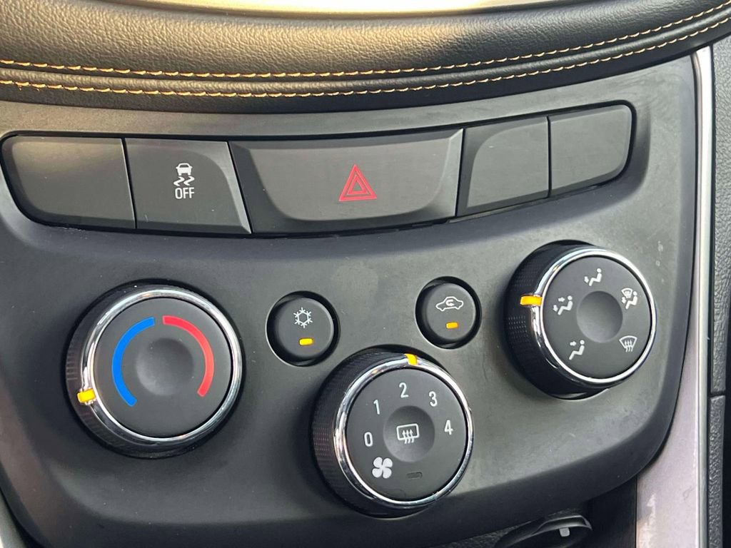 Used 2019 Chevrolet Trax LT w/ LT Convenience Package FWD image 32