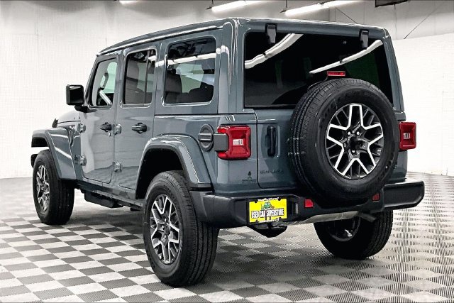 Used 2026 Jeep Wrangler Unlimited Sahara AWD/4WD image 2