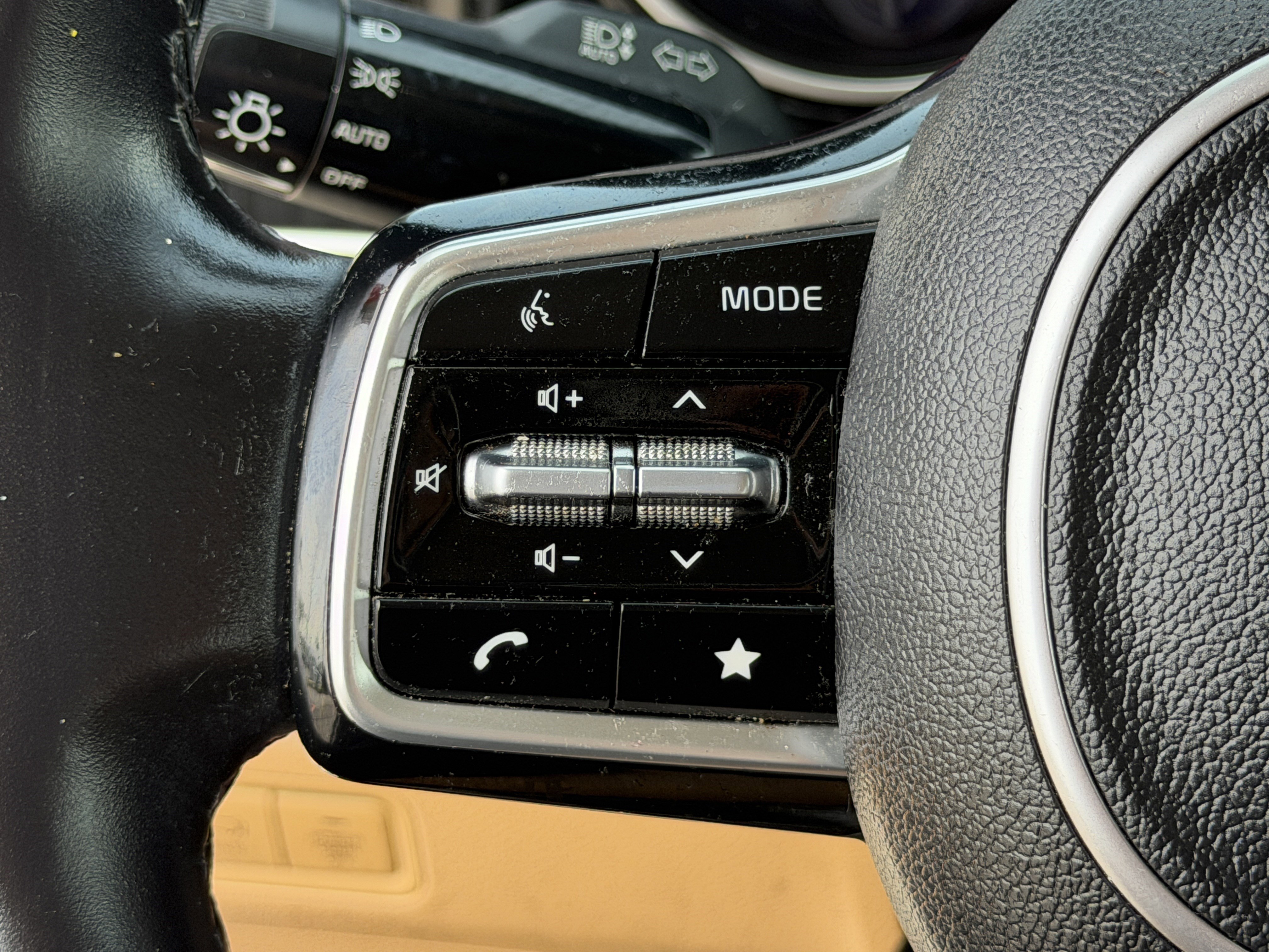 Used 2022 Kia Carnival EX image 19