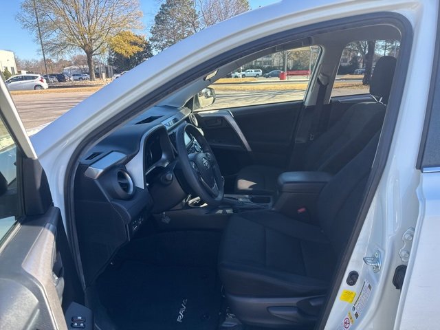 Used 2018 Toyota RAV4 LE image 9