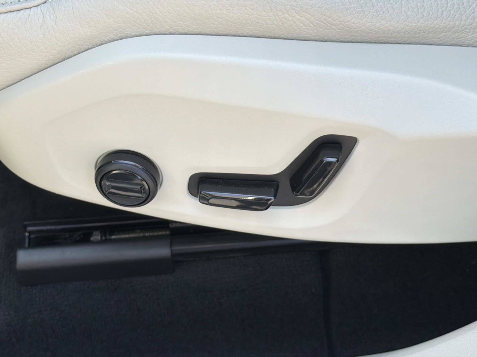 Certified 2023 Volvo XC60 T8 Plus AWD/4WD image 18