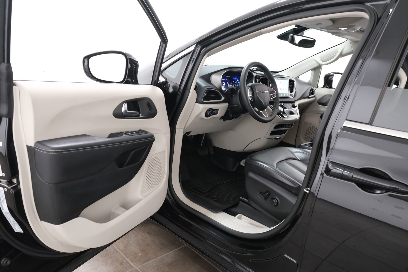 Used 2022 Chrysler Pacifica Touring-L FWD image 23