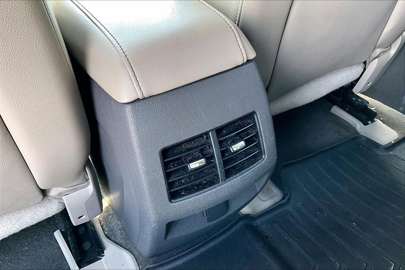 Used 2013 Ford Edge Limited w/ Driver Entry Pkg FWD image 6