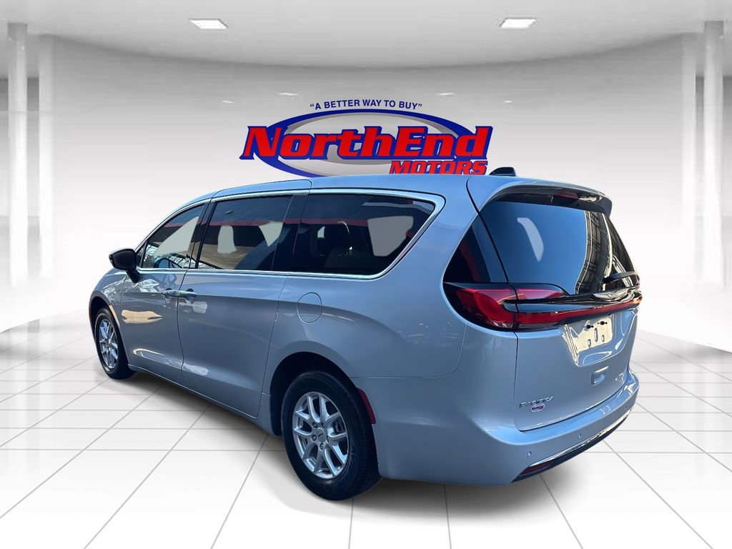 Used 2024 Chrysler Pacifica Touring-L image 5