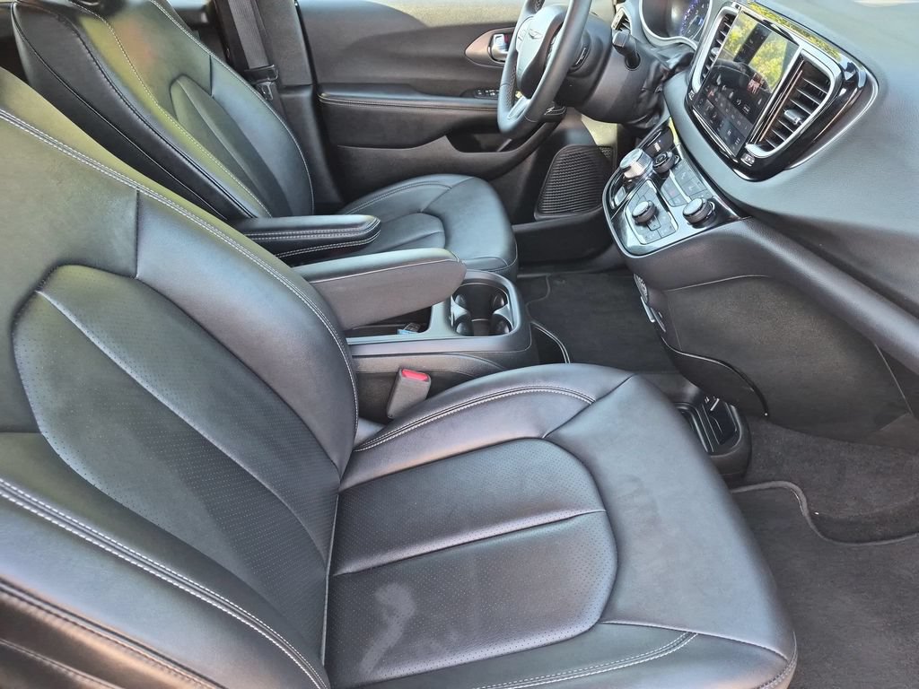 Used 2025 Chrysler Pacifica Select FWD image 32