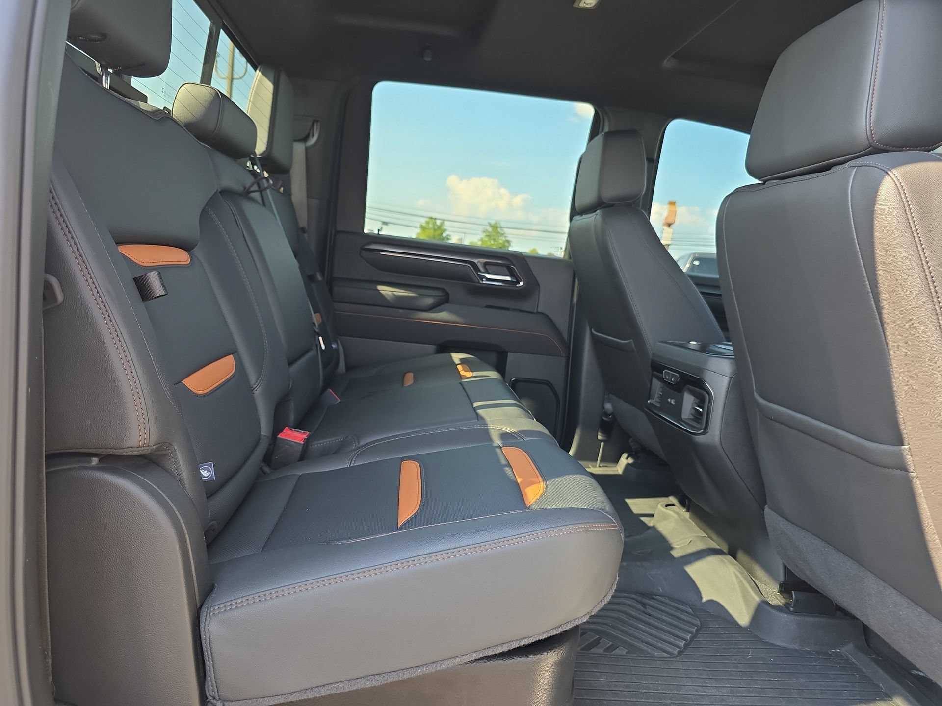 Used 2024 GMC Sierra 2500 AT4 w/ AT4 Premium Plus Package AWD/4WD image 15