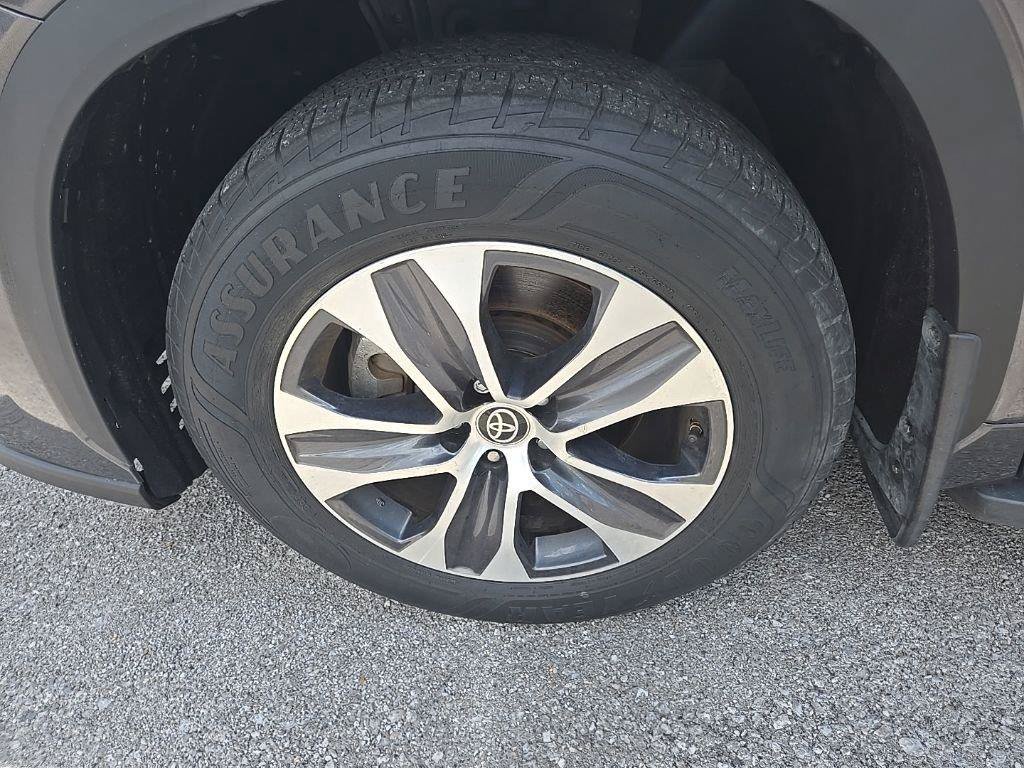Used 2022 Toyota Highlander XLE FWD image 12