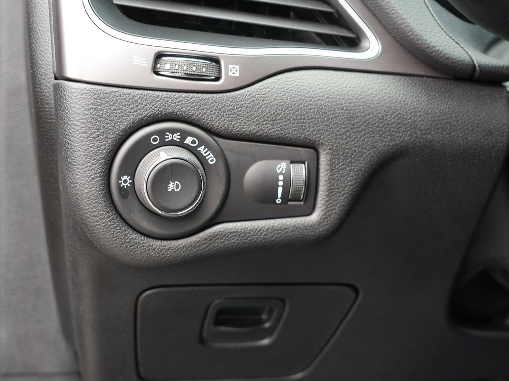 Used 2019 Jeep Cherokee Latitude w/ Popular Appearance Group image 17