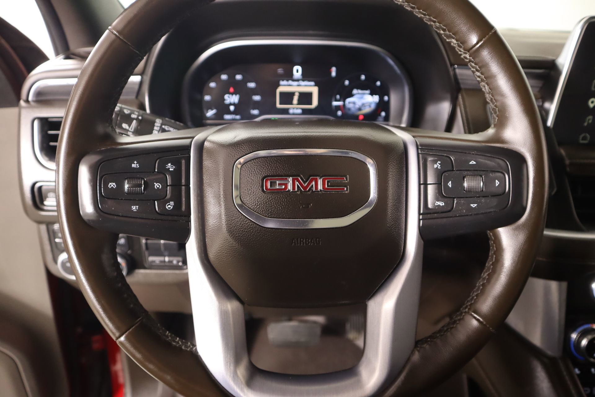 Used 2023 GMC Yukon SLT w/ SLT Premium Package AWD/4WD image 3