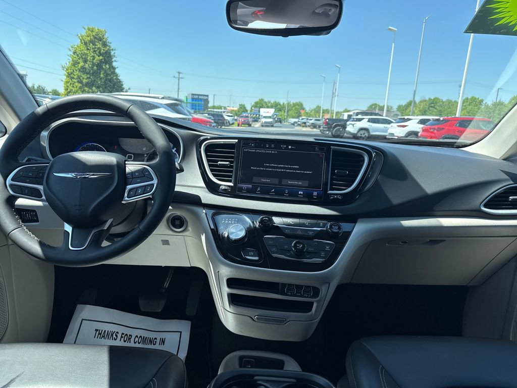 Used 2023 Chrysler Pacifica Touring-L FWD image 15