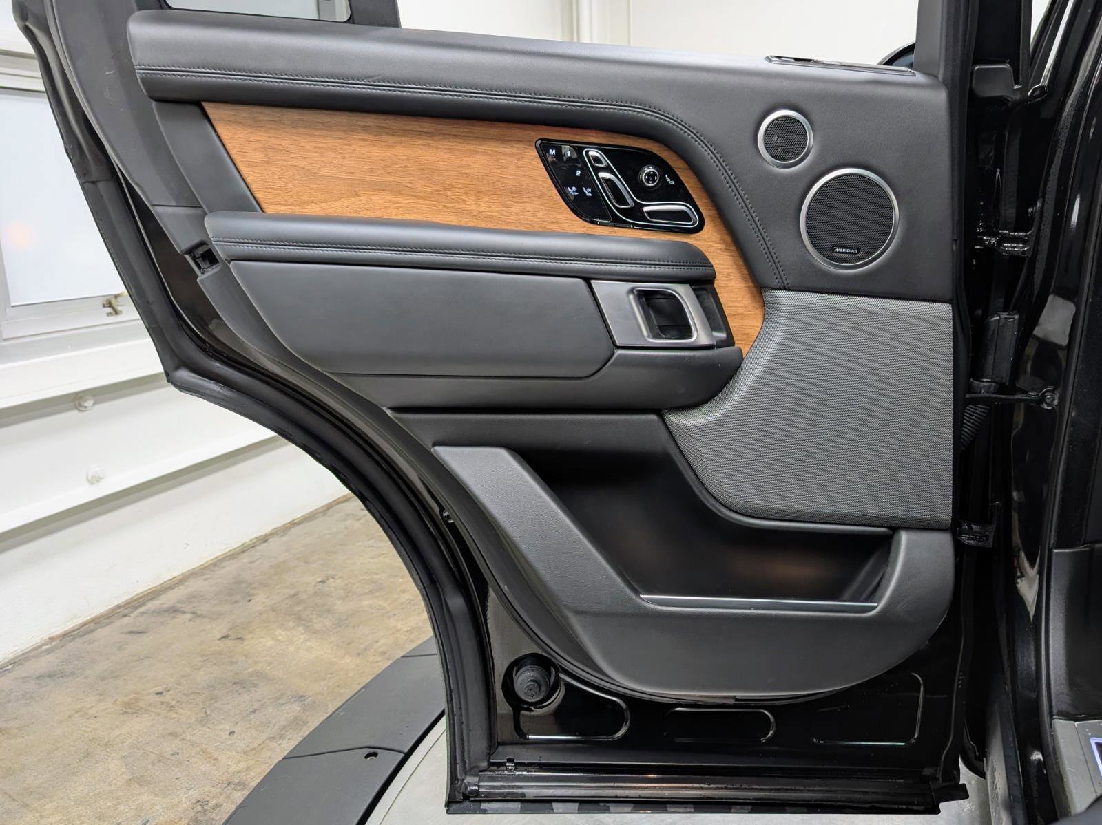 Used 2022 Land Rover Range Rover Autobiography image 16