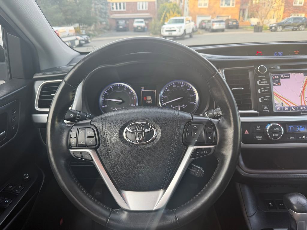 Used 2019 Toyota Highlander Limited Platinum AWD/4WD image 17